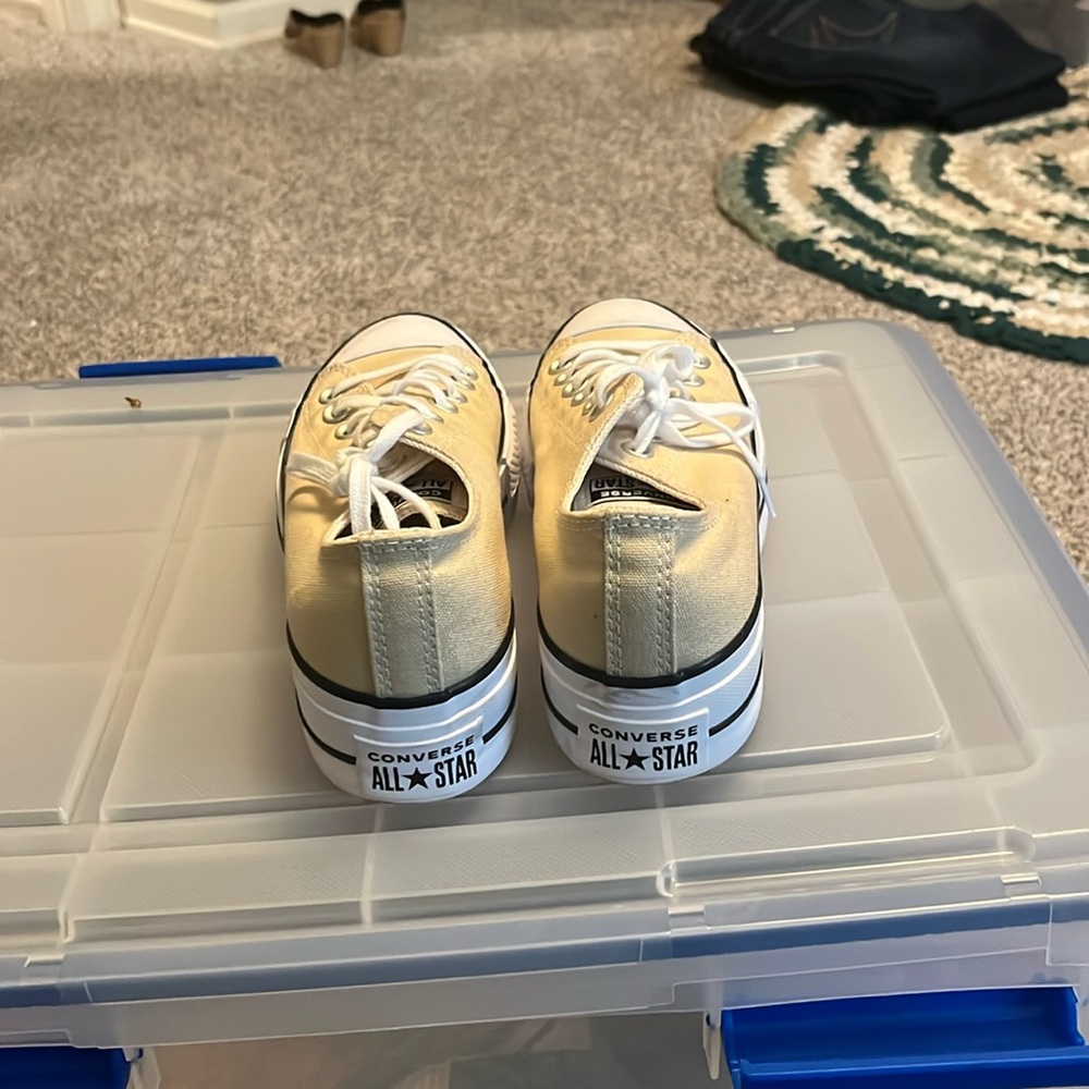 Converse sneakers Women’s size 61/2 like new